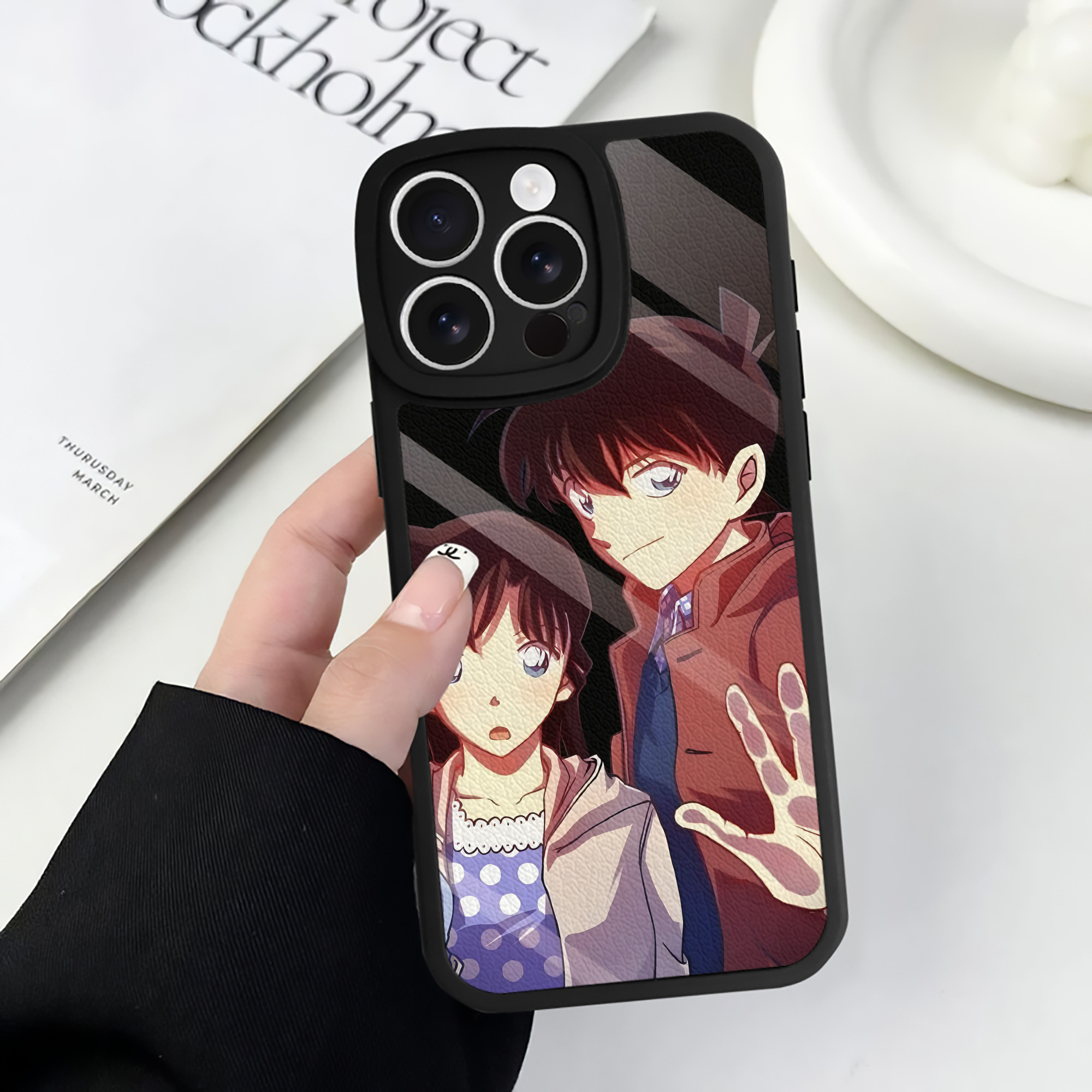 （画像用） 名探偵コナン Detective Conan 【iPhone 16シリーズ対応】シリコンスマホケース（レザー調） 材質：シリコン